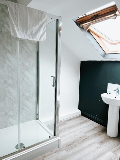 Bathroom 3, The Red lion, Northamptonshire