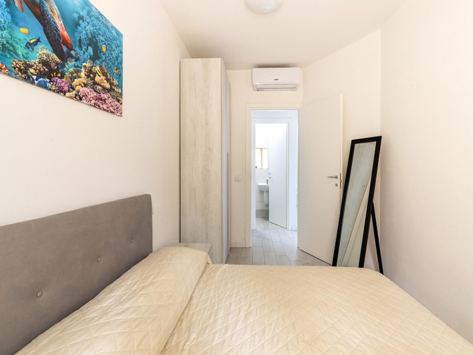 Room 4, Apartment in With Swimming Pool and sea View, Sassari