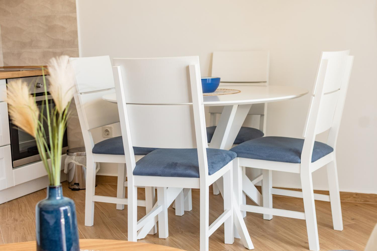 Others 4, Spacious Apartment with Balcony and sea view