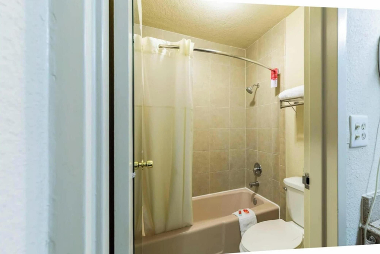 Bathroom 4, Regency Inn & Suites Houston East I 10, Houston