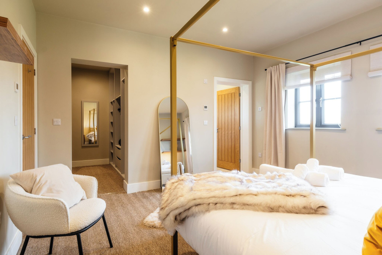 Room 2, Luxury Cotswolds Estate with Pool, Oxfordshire