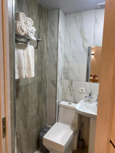 Bathroom 5, Hectors Hotel, Dang'ara