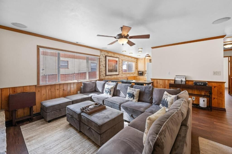 Living area, Chalet Brewski, San Bernardino