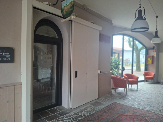 Others 5, Hotel Agnello, Varese