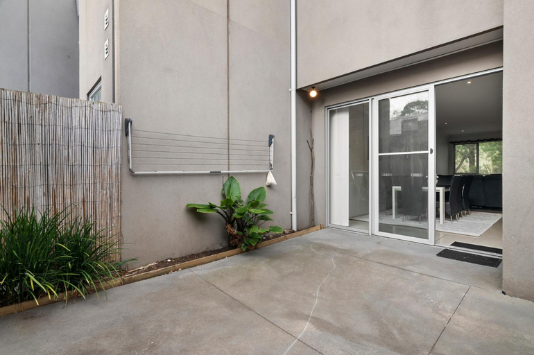 Others 4, Spacious 3-Bed Townhouse in Coburg, Melbourne