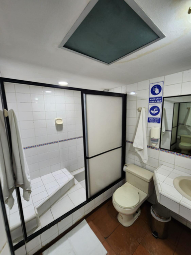 Bathroom 3, Hotel Piquellan, Quito