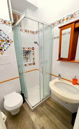 Bathroom 3, La Ginestra, Messina