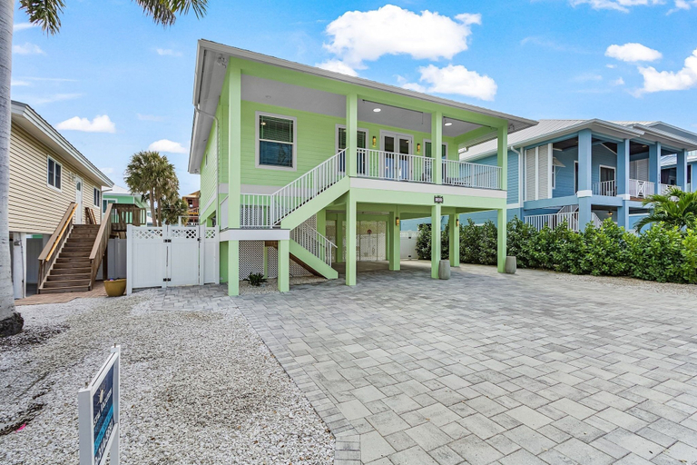 Exterior 2, 140 Pearl Paradise 3br/2ba W/ Pool! 3 Bedroom Home, Lee