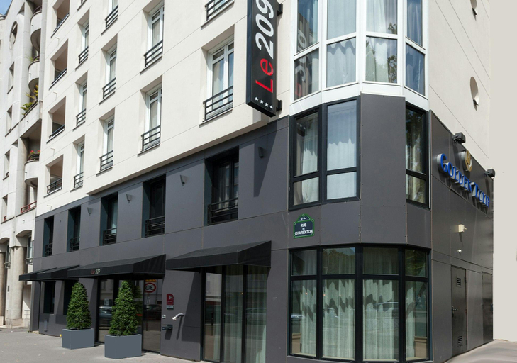 Exterior & Views