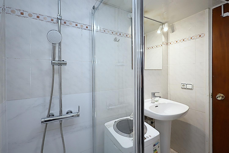 Bathroom 3, Apartamentos Zodiac, Girona