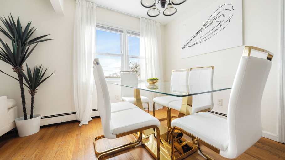 In-room dining 4, Luxury 3BR NY Home with Free Parking, Westchester