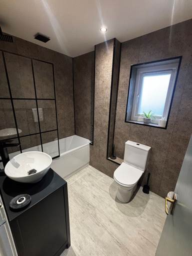 Bathroom 3, The Poachers Arms Hotel, Derbyshire