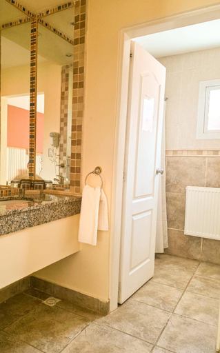 Bathroom 3, Lunajuim, Lago Argentino
