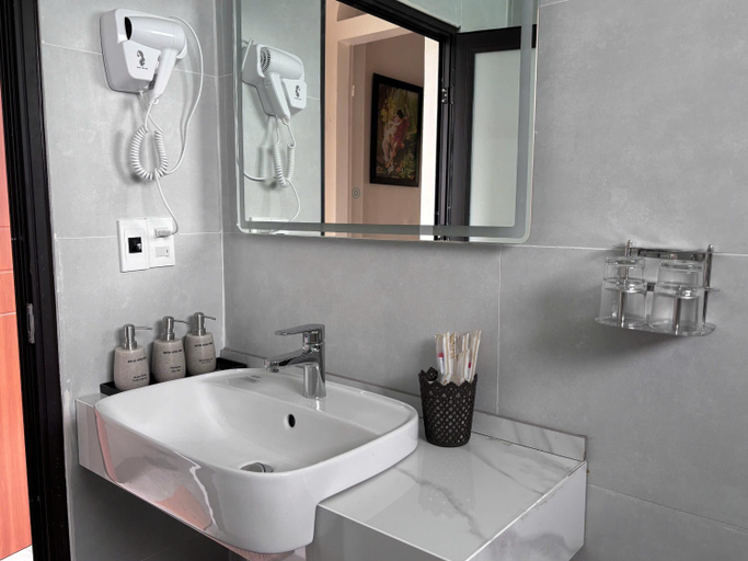 Bathroom, Long Binh Hotel, Đồng Hới