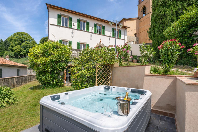 Sport & Beauty 2, VILLA Castel del Monte - Panoramic Tuscan Villa with Jacuzzi, Pistoia