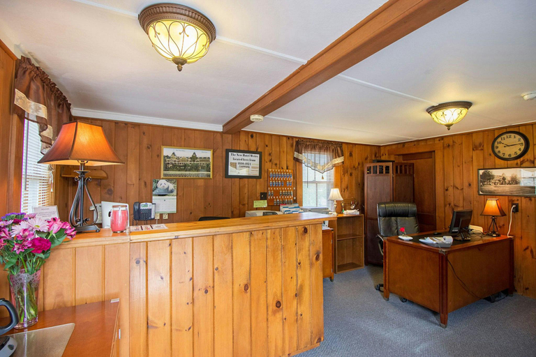 Public Area, Half Moon Motel & Cottages, Belknap