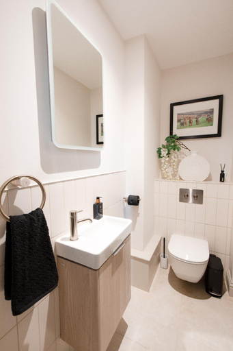 Bathroom 3, Central Cheltenham Luxury Apartment – Edmonstone House, Gloucestershire