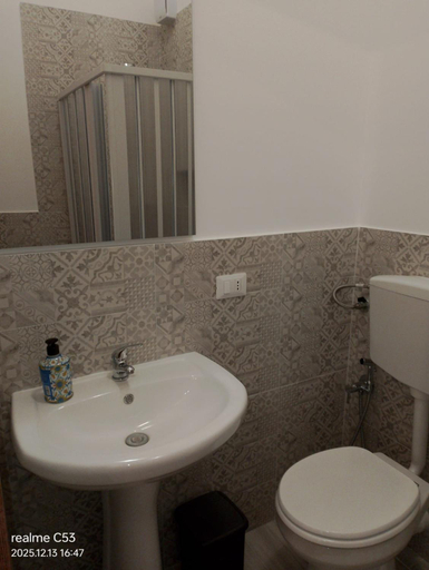 Bathroom 2, Casa Claudia, Palermo