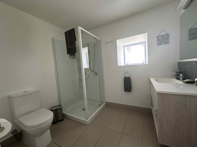 Bathroom 4, Coromandel Seaview Motel, Thames-Coromandel