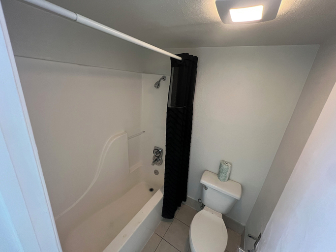 Bathroom 5, Skylite inn, Travis