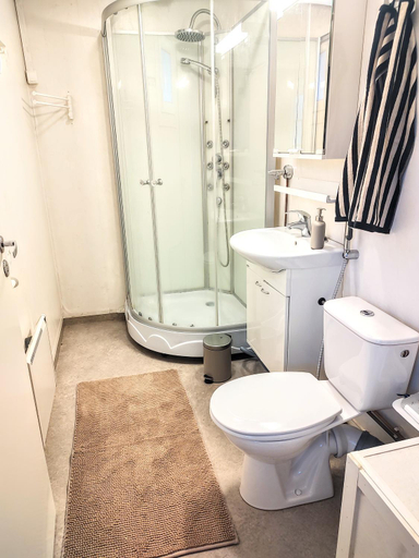 Bathroom 3, Narvan Maatilamajoitus Helenan Kanat ja Kammarit, Pirkanmaa