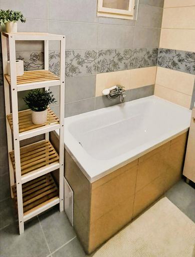 Bathroom 2, Indira Vendeghaz, Nyíregyháza