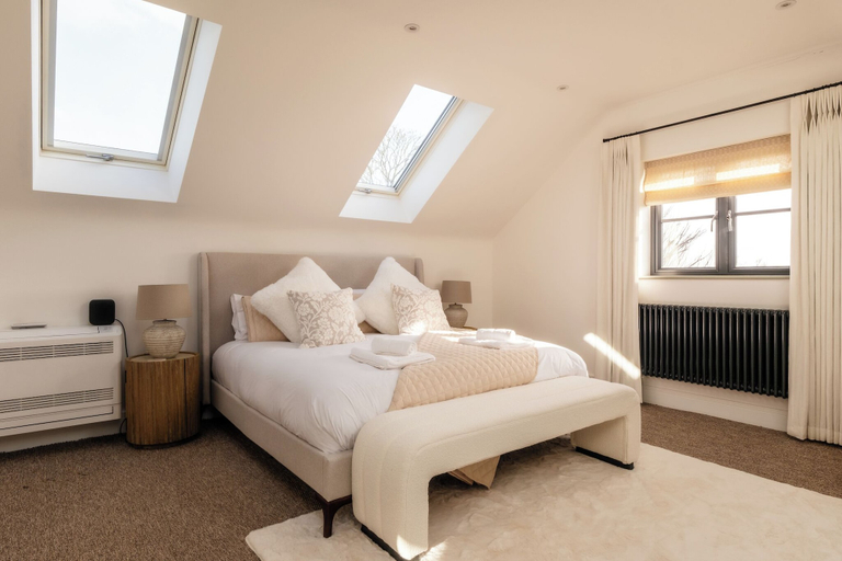 Room 4, Luxury Cotswolds Estate with Pool, Oxfordshire