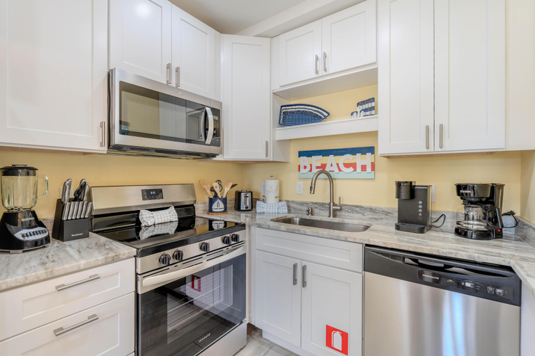 Private kitchen 5, 218 Beach House on Primo, Lee