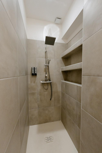Bathroom 4, The Libournettes, Gironde