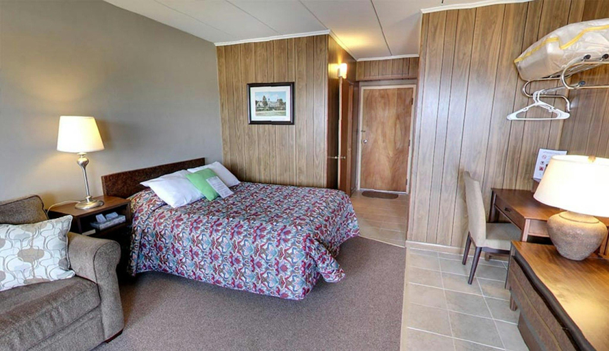 Bedroom 3, Half Moon Motel & Cottages, Belknap