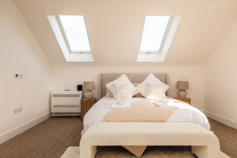 Room 5, Luxury Cotswolds Estate with Pool, Oxfordshire