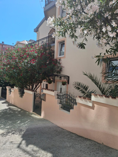 Others 5, Apartmani Aleks