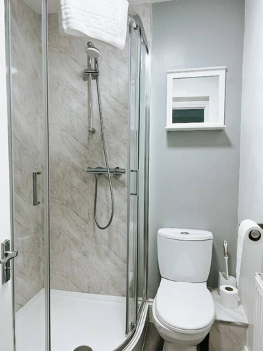 Bathroom 3, The Red lion, Northamptonshire