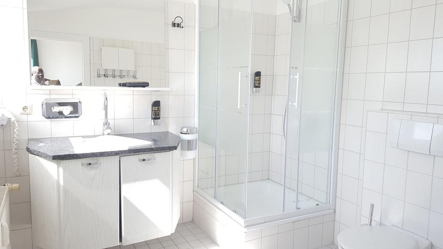 Bathroom 5, Aparthotel BL, Bremen