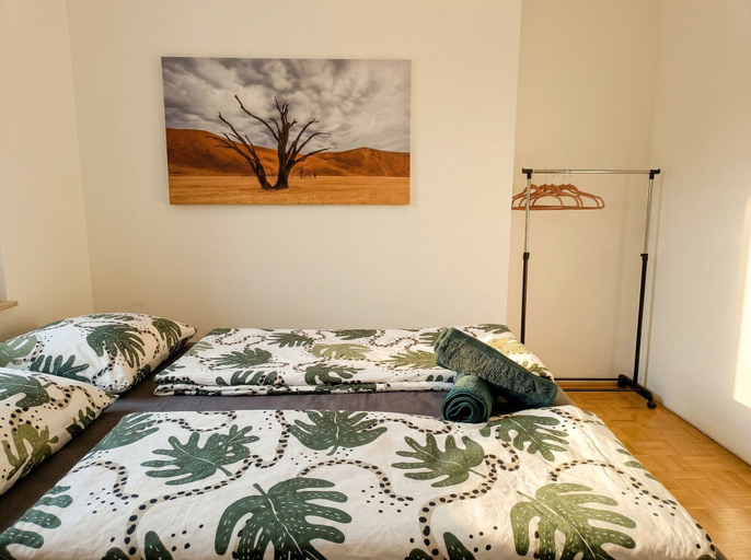 Bedroom 2, Comfy 4BR Apt Ideal for Groups Families, Wien