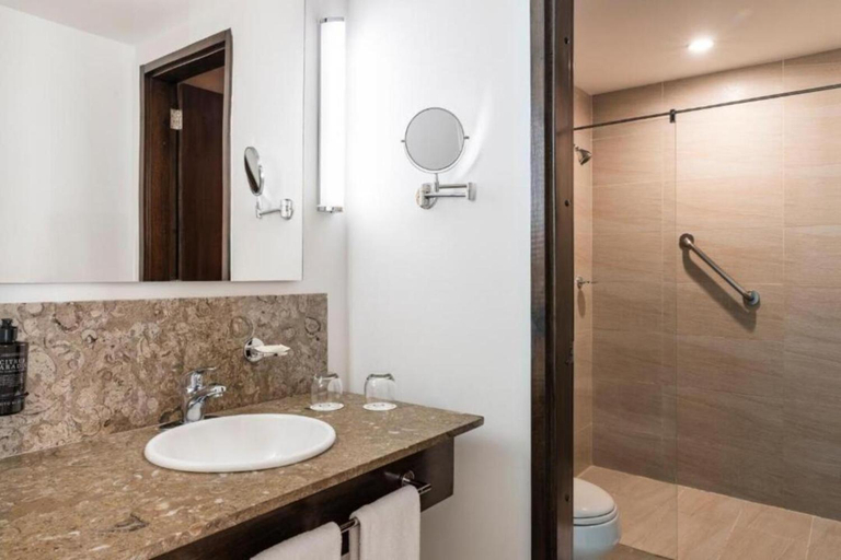 Bathroom 5, Hotel Poblado Alejandria Express, Medellín