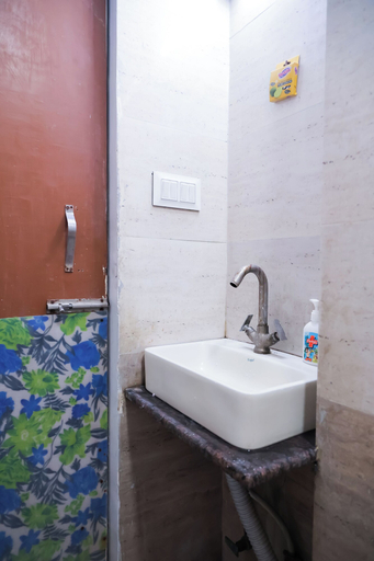 Bathroom 3, Roomshala 126 Mannat Inn, Delhi