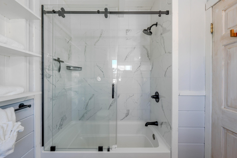 Bathroom 2, Palmetto Breeze, Lee