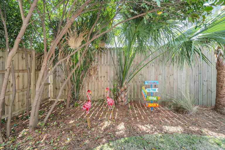 Property grounds 3, Sandy Shores, Bay