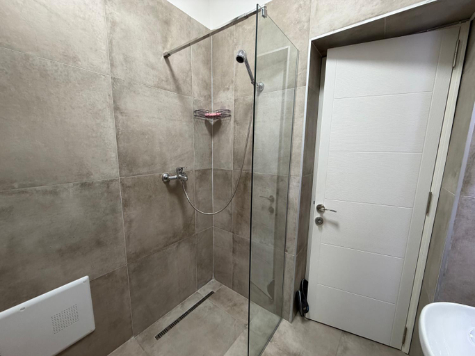 Bathroom 2, Dreamscape Apartments Komuna e Parisit, Tiranës
