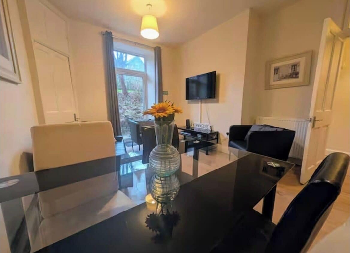 Room 2, 2-bed Apartment in Morningside - by Holiday Homes, Edinburgh