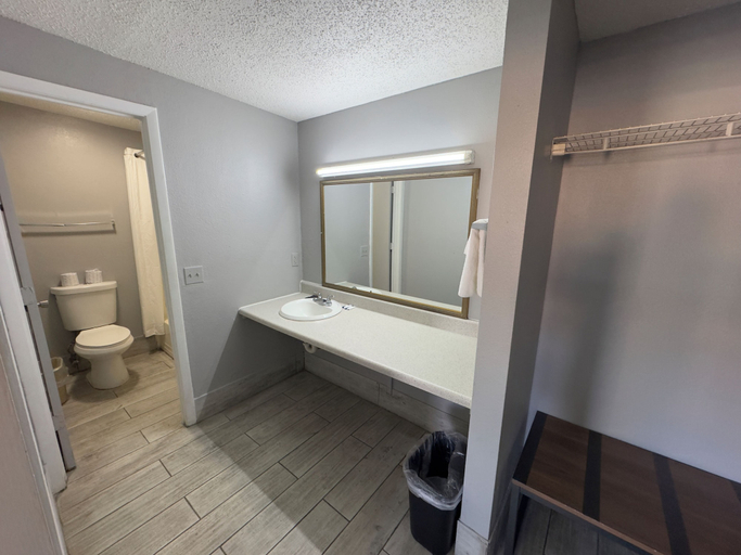 Bathroom 5, Economy Inn, Desoto
