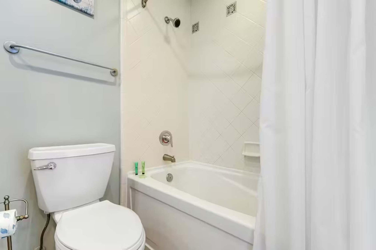 Bathroom 2, Luau II 6633, Walton