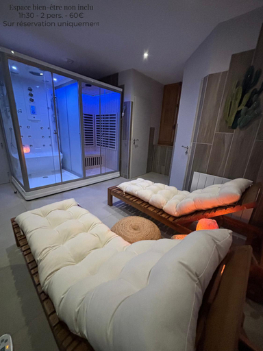 Bedroom 3, Mesnil Montrivaut, Côte-d'Or