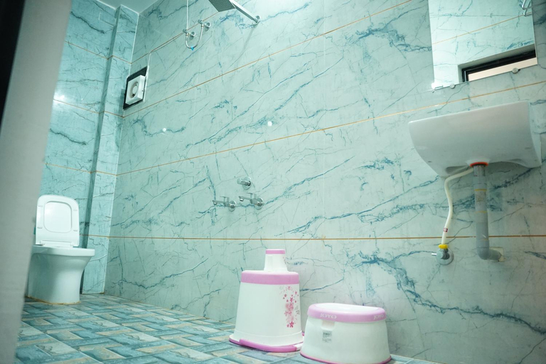 Bathroom 5, Hotel Mahishmati Palace, West Nimar