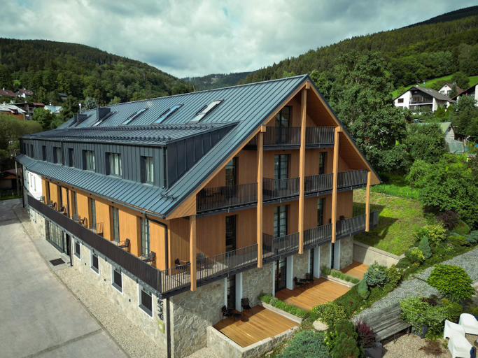 Exterior & Views