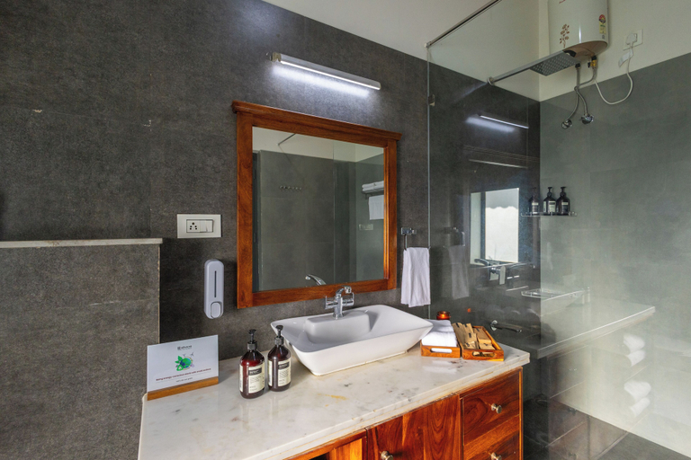 Bathroom 3, Alaya Stays Aravale Farm 4BHK Petfrndly, Gurgaon