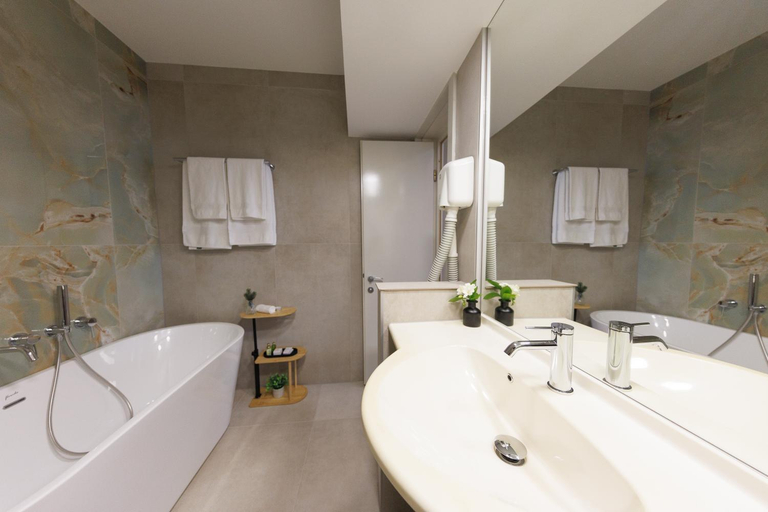 Bathroom 4, Hotel Fenyo Conference & Spa, Miercurea Ciuc