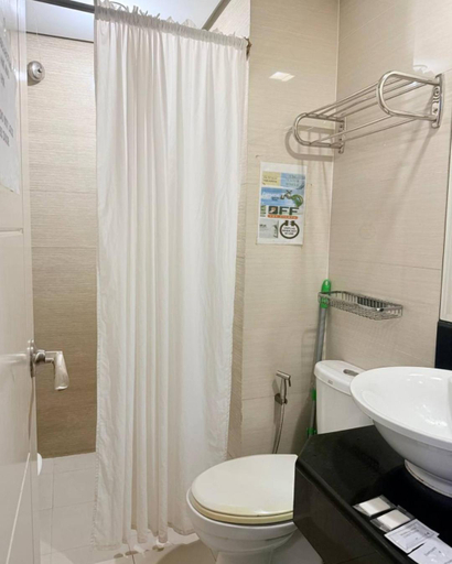Bathroom 5, Henry's Newport Condotel, Pasay City