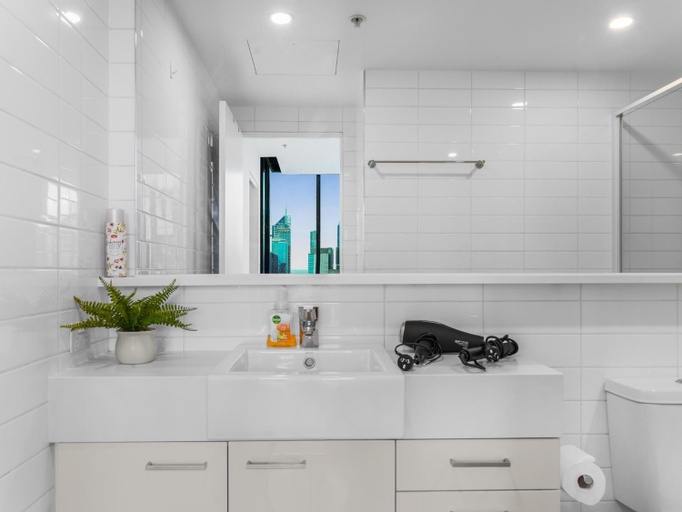 Others 5, Stylish 2-Bed Apartment with Stunning City Views, Melbourne